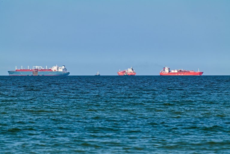 105 dolarjev za sod nafte in razpad pogajanj z Iranom vrnili indekse z rekordov