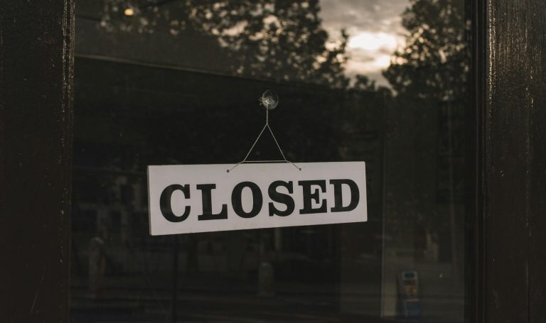 Podjetnik brez posla plačuje 651 evrov mesečno za nič, a institut mirovanja v Sloveniji ne obstaja