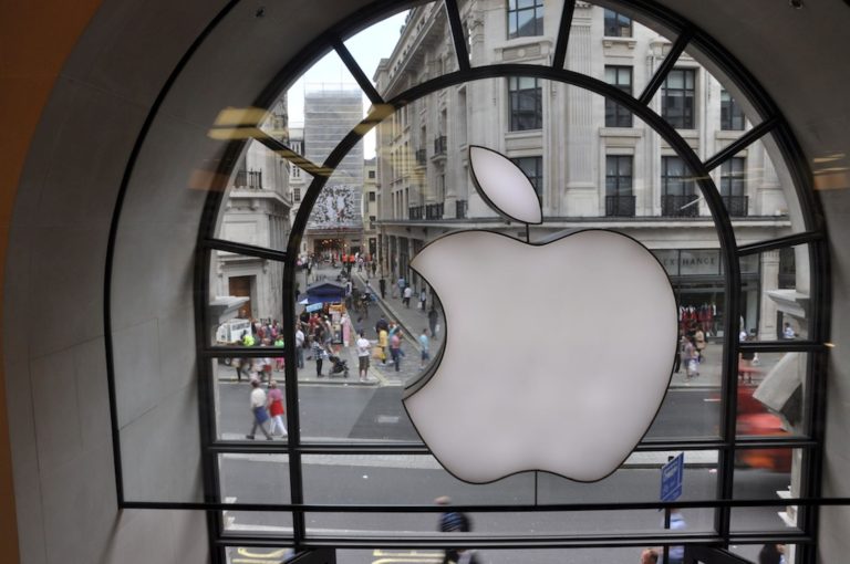 Apple srušil rekorde na Wall Streetu, nafta Brent v enem dnevu s 126 na 101 dolar