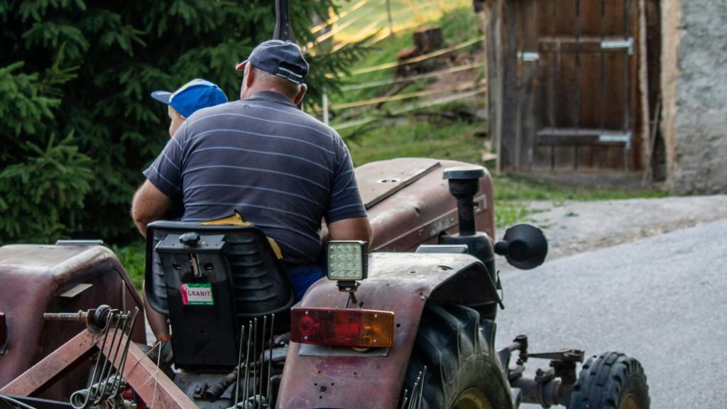 kmetija, traktor, kmet