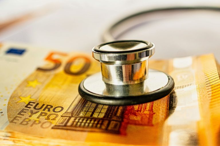 Zdravstveni izdatki gospodinjstev zrasli za 9,4 odstotka, kljub ukinitvi dopolnilnega zavarovanja
