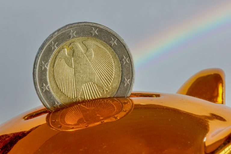 930 evrov na leto izgubi vsak Slovenec z 30.000 evri na tekočem računu, banka pa na istem denarju zasluži 3.500