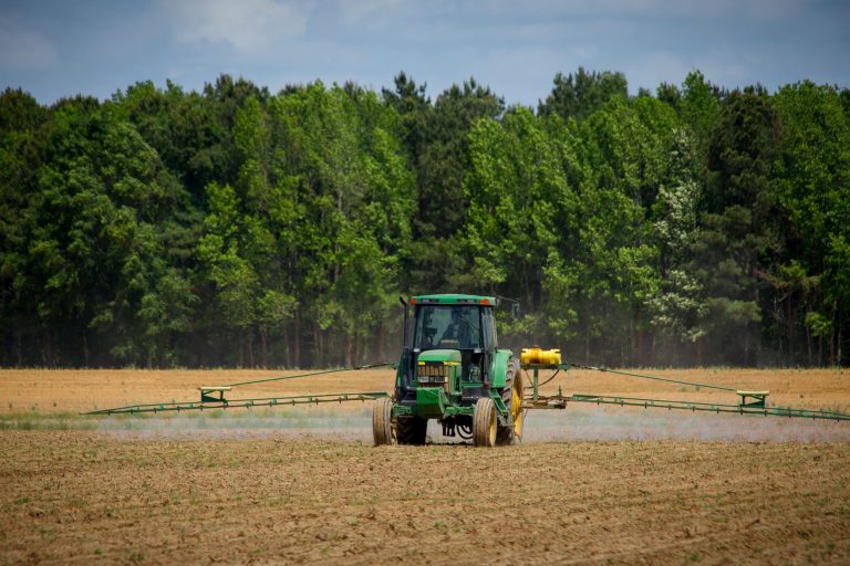 Pesticidi v živilih EU praktično vsi znotraj mej, v Sloveniji skoraj 5-odstotna neskladnost pri uvozu