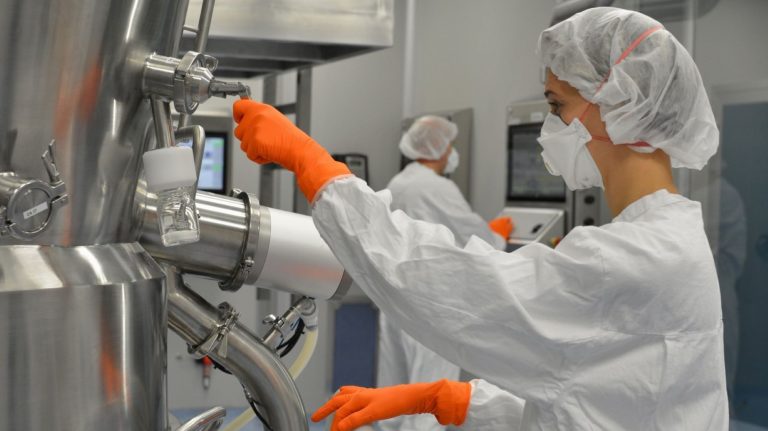 Bruselj omejuje nabavo s Kitajske na 40 odstotkov, slovenska industrija opozarja, da se 9 milijard uvoza ne preusmeri čez noč
