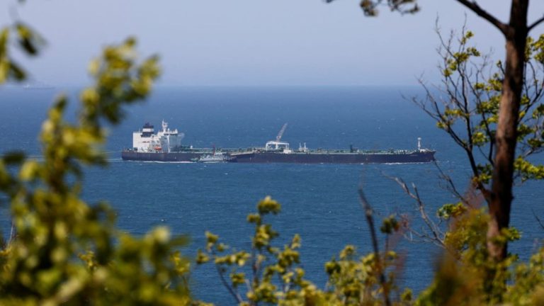 Naftni analitiki opozarjajo, da se Hormuška ožina morda ne odpre do leta 2027, a Evropa že živi s 3-odstotno inflacijo