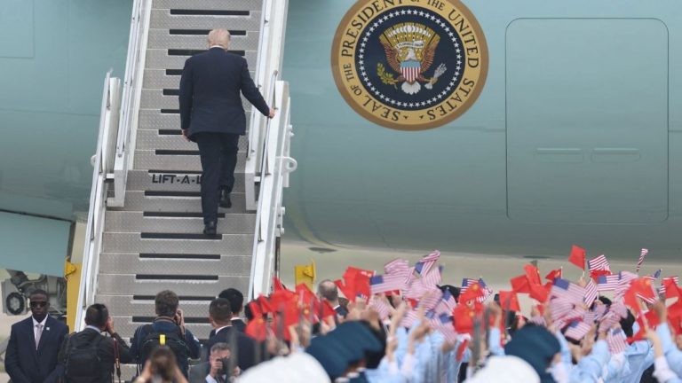 Največja razprodaja v dveh mesecih na Wall Streetu, nafta nad 109 dolarjev, Trump pa se je iz Pekinga vrnil brez dogovora