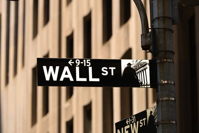 Wall Street na rekordih in nafta pod 96 dolarjev, Washington in Teheran pred dogovorom o koncu vojne