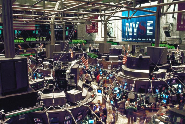 Bencin v letu dni dražji za 40 odstotkov potopil Wall Street, jedrna inflacija ostala mirna