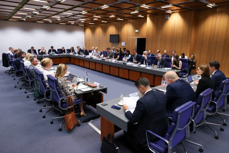 Washington grozi z odhodom plina, dvanajst držav EU se boji za oskrbo