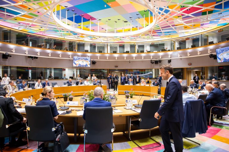 Janša se v Bruslju bori za milijarde, doma neporabljenih 98 odstotkov