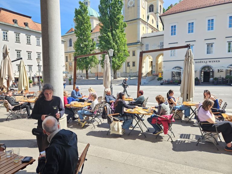 Dvig minimalne plače dodal 109,6 milijona k regresu, najbolj stisnjeno gostinstvo