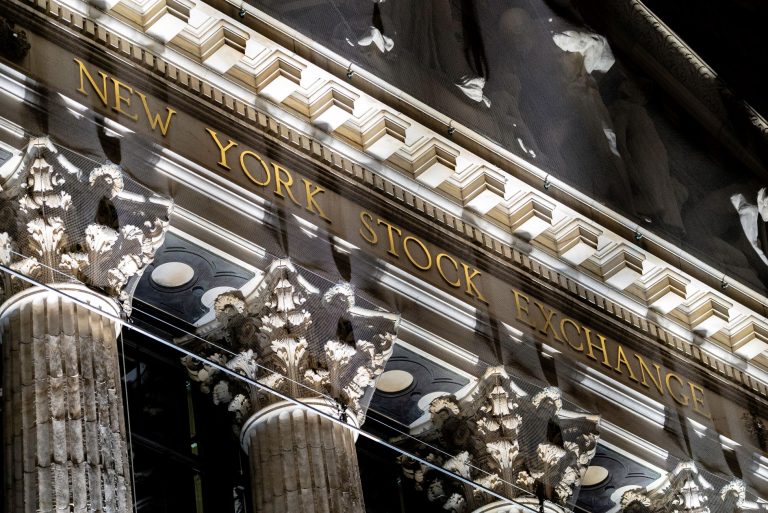 Nafta od 73 do 110 in nazaj na 86 dolarjev, Wall Street pa se v treh mesecih vojne skoraj ni premaknil