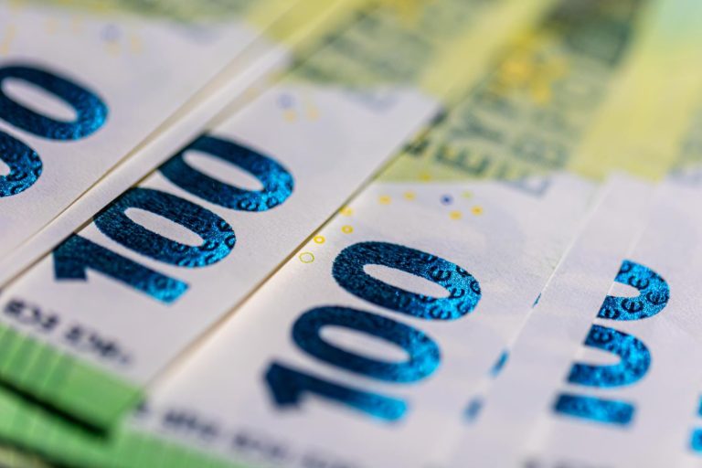 Povprečna plača maja padla, skoraj dve tretjini zaposlenih ostajata pod povprečjem