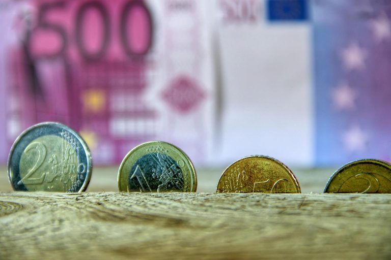 Koliko inflacije Slovenija letno uvozi in od kod