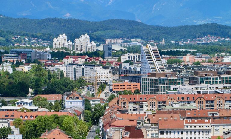 Stanovanja postajajo naložba, ne dom: dodatni kapital lahko zviša cene stanovanj