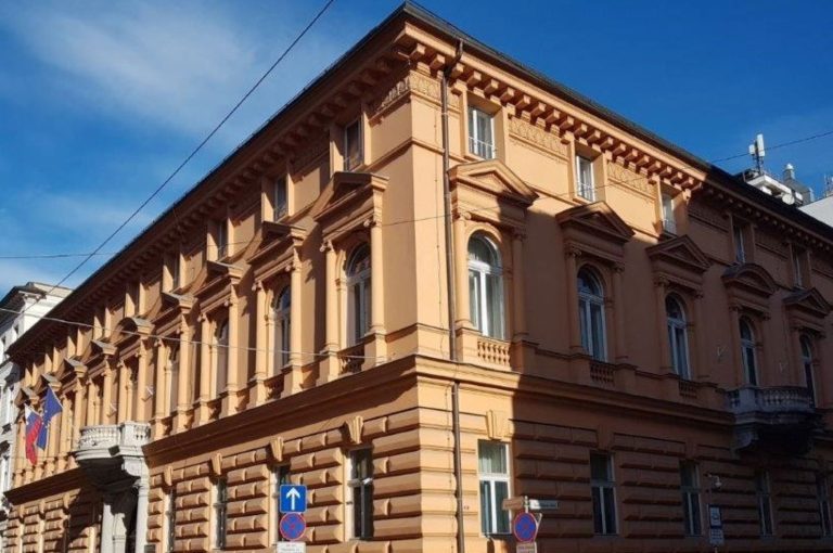 Ustavno sodišče s sedmimi glasovi proti enemu odklenilo referendum o interventnem zakonu