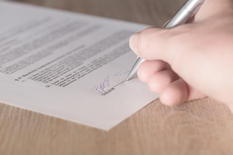 Gospodinjstva v lizing vzela 223 milijonov evrov, odvzetih predmetov trikrat več kot lani