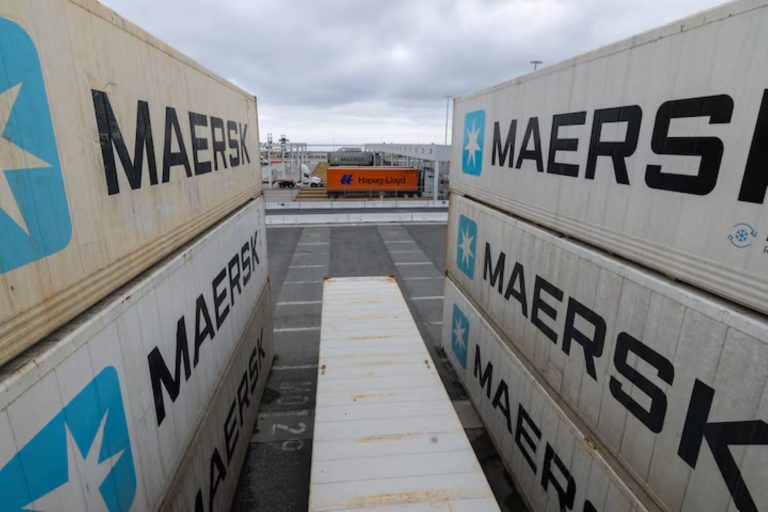 Vojna, ki je zaprla Hormuško ožino, je ladjarju Maersk dvignila voznine, borzam pa prinesla nove vrhove
