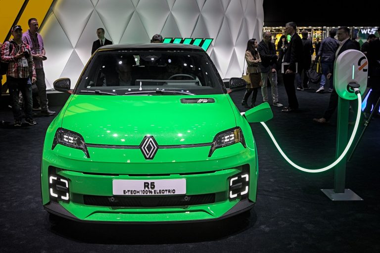 Sto kilometrov stane 8,70 evra z bencinom in 3,67 evra z elektriko, na hitri polnilnici pa 11,62 evra