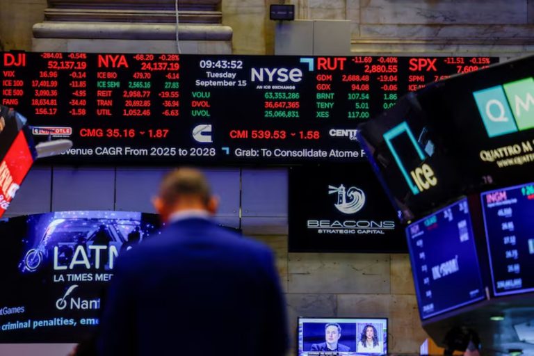 Nafta po Trumpovem ne Iranu poskočila za 4,5 dolarja, borze padle