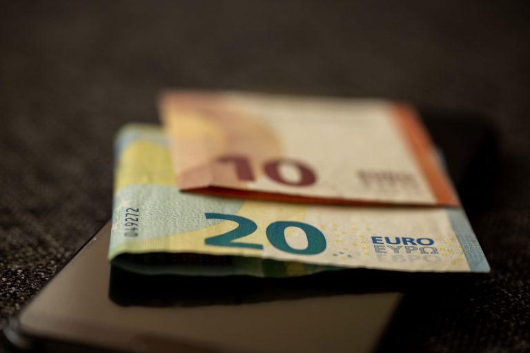 Decembrska plača javnim uslužbencem prinaša 15 odstotkov razlike, najmanj 50 evrov bruto