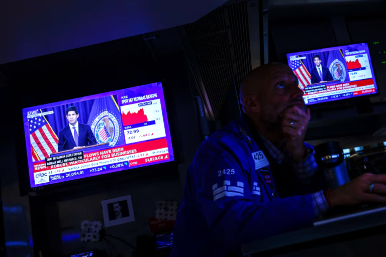 Wall Street se je dan po dvigu obresti okrepil, donosnost obveznic pod petimi odstotki