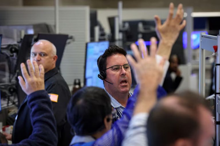 Wall Street prodal vse, kar plačuje energijo in obresti, Dow izgubil 1,18 odstotka