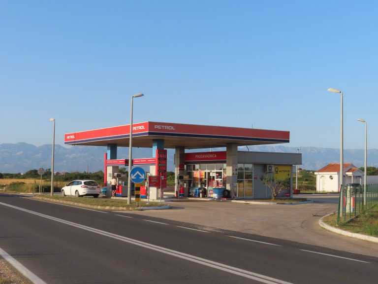 Do 17 evrov cenejši poln rezervoar goriva, če Svet EU dovoli nižje trošarine