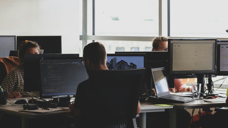 Programerjev vse več, projektov pa vse manj: umetna inteligenca spreminja trg dela