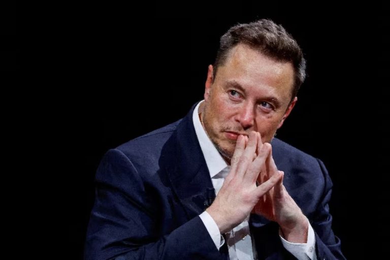 Delavcev za preprosta dela 8,2 odstotka manj, uradnikov več, Musk pa napoveduje obraten vrstni red