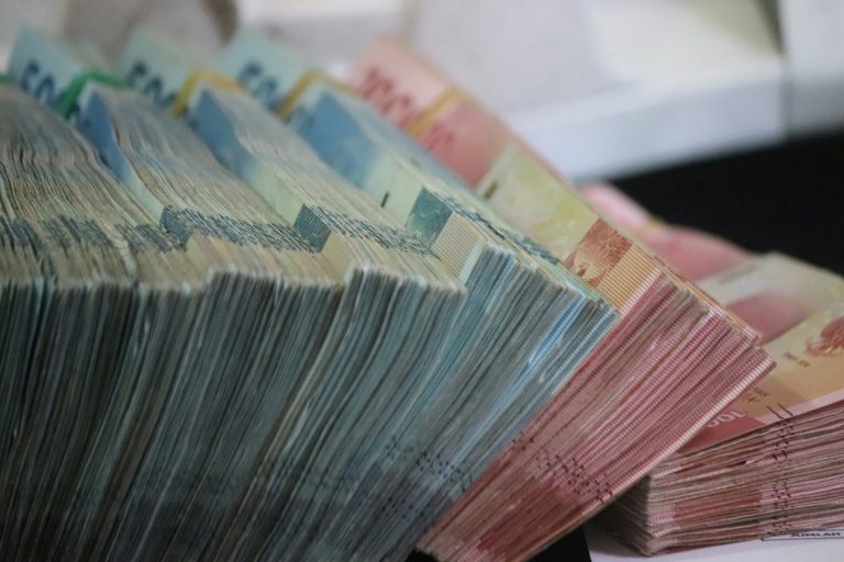Božičnica Slovencu po zakonu 740,94 evra, Avstrijcu brez zakona mesečna plača