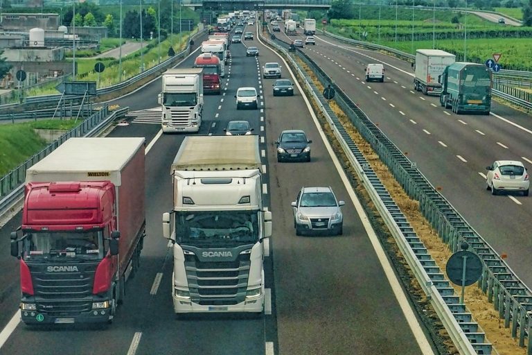 Tuji delavec bi za združitev z zakoncem po predlogu vlade potreboval 1.593 evrov, več od minimalne plače