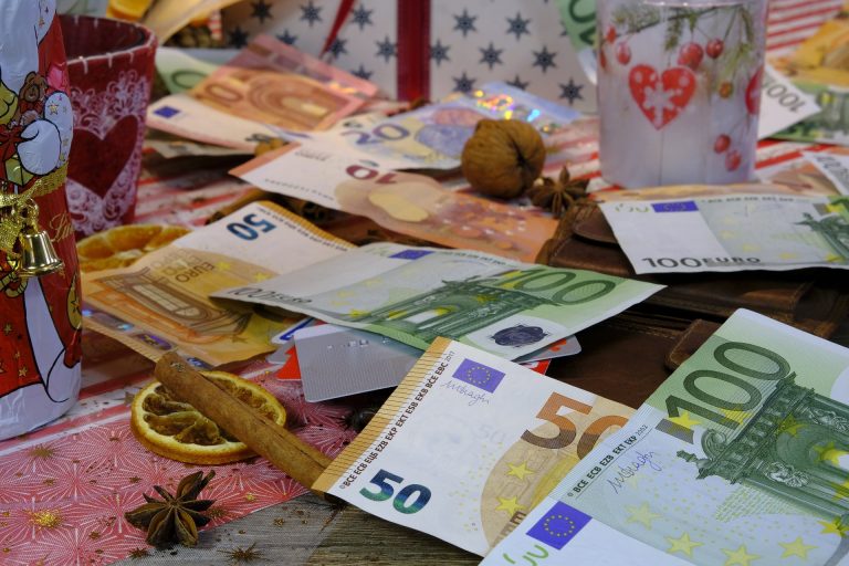 Zimski dodatek 2026 za upokojence znaša 170 evrov, prvič je obdavčljiv in rubljiv